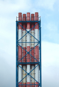 蘑菇不透明和黑云的煙霧與白色背景