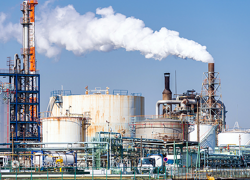 位于日本東京附近的川崎市的化工廠擁氣體儲存管道結(jié)構(gòu)煙氣來自煙囪
