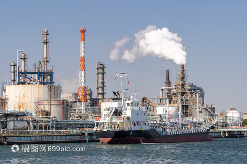 位于日本東京附近的川崎市的化工廠,擁氣體儲(chǔ)存管道結(jié)構(gòu),煙氣來自煙囪